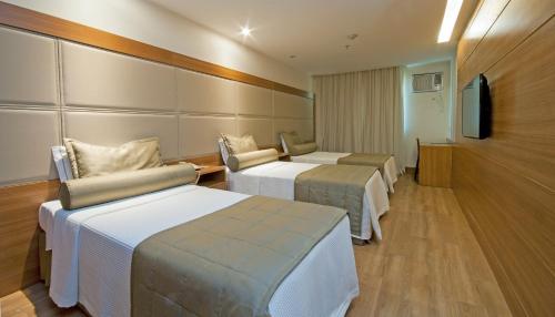 Habitación Triple Estándar del hotel Américas Granada. Foto 6