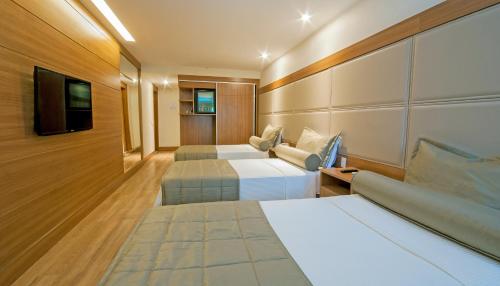 Habitación Triple Superior del hotel Américas Granada. Foto 1