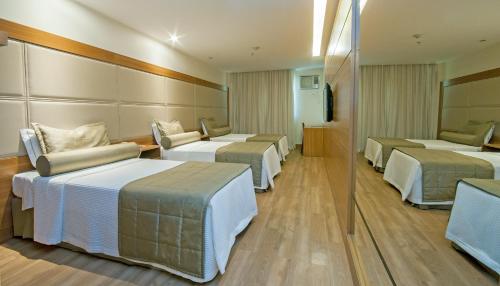 Habitación Triple Superior del hotel Américas Granada. Foto 4