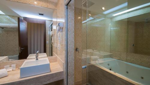 Suite Deluxe con bañera de hidromasaje del hotel Américas Granada
