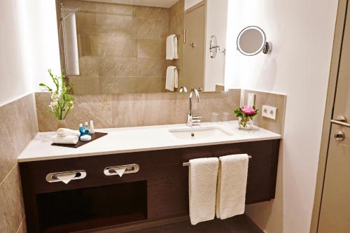 Habitación Doble Superior - 2 camas del hotel Steigenberger Köln. Foto 2