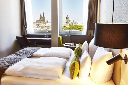 Habitación Doble Superior Plus con vistas a la catedral del hotel Steigenberger Köln. Foto 2