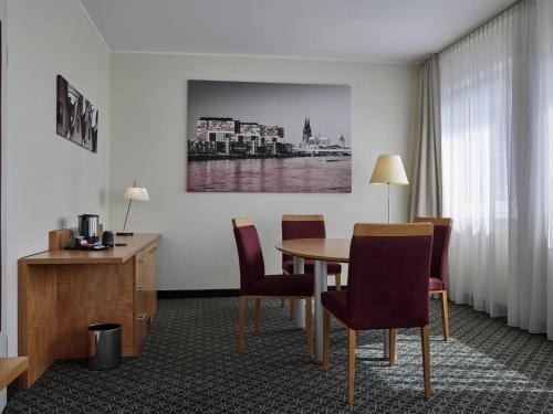 Suite Junior con cama doble grande del hotel Mercure Hotel Severinshof Koeln City. Foto 3