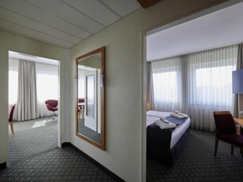 Suite Junior con cama doble grande del hotel Mercure Hotel Severinshof Koeln City. Foto 4