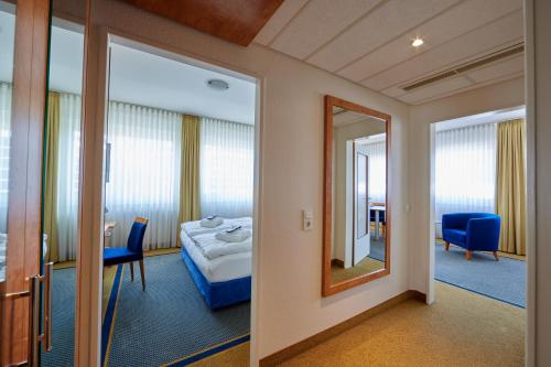 Suite Junior con cama doble grande del hotel Mercure Hotel Severinshof Koeln City. Foto 7