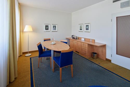 Suite Junior con cama doble grande del hotel Mercure Hotel Severinshof Koeln City. Foto 9