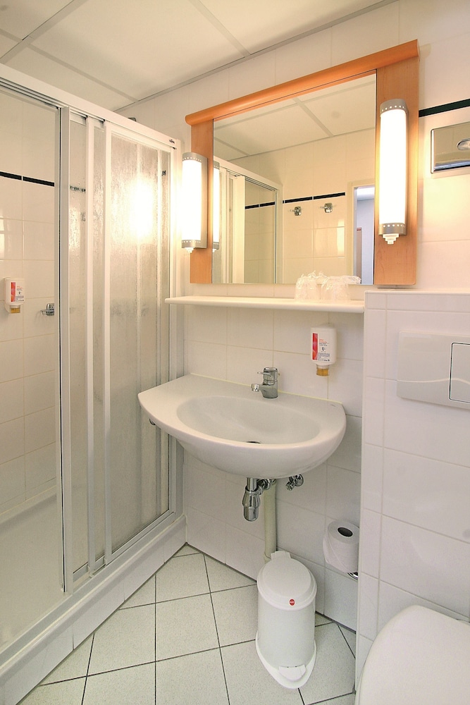 Habitación estándar con 1 cama doble de 160 x 200 cm del hotel Ibis Dresden Zentrum. Foto 7