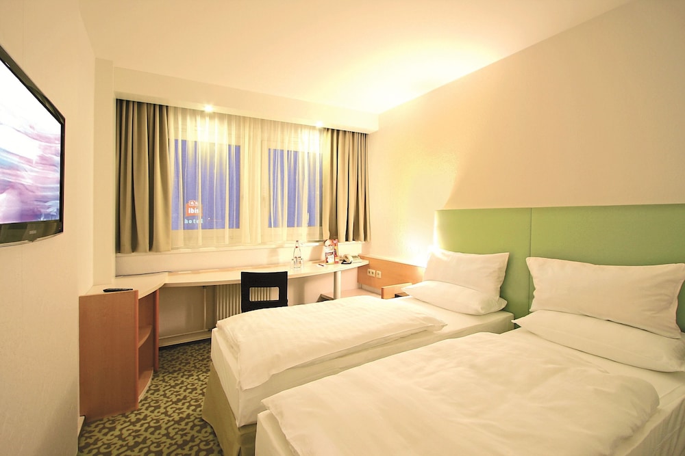 Habitación estándar con 2 camas individuales del hotel Ibis Dresden Zentrum. Foto 1