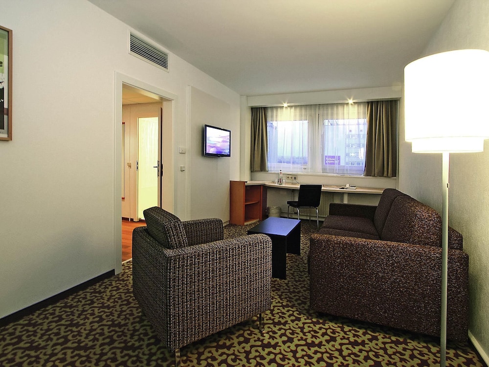 Suite con 1 cama doble de 160 x 200 cm y 2 sofás - cama del hotel Ibis Dresden Zentrum