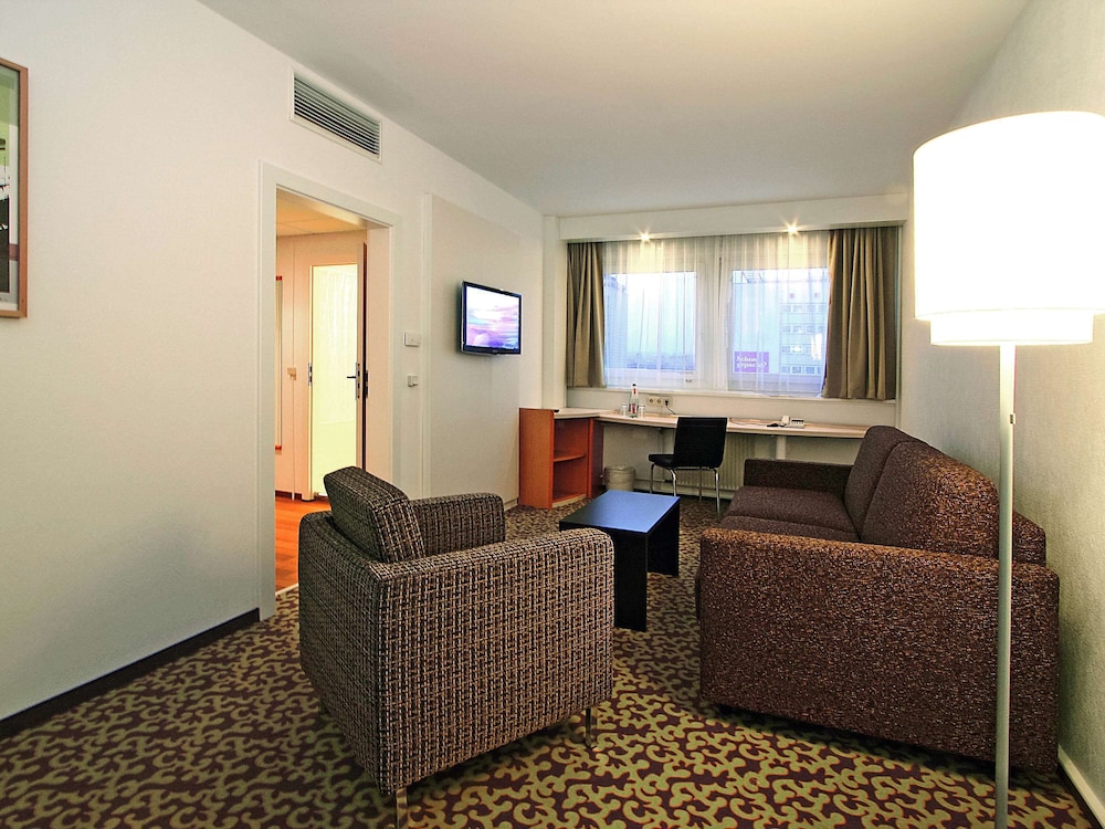 Suite con 1 cama doble de 160 x 200 cm y 2 sofás - cama del hotel Ibis Dresden Zentrum. Foto 1