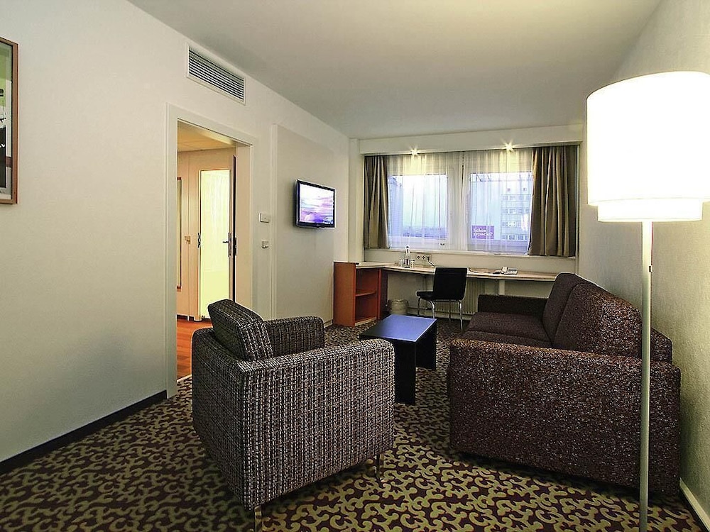 Suite con 1 cama doble de 160 x 200 cm y 2 sofás - cama del hotel Ibis Dresden Zentrum. Foto 4