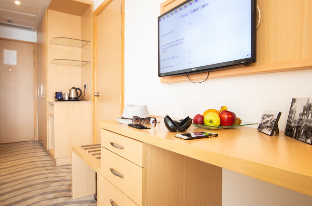 Habitación Estándar con 2 camas individuales, lado jardín del hotel Mercure Ismailia Forsan Island. Foto 1