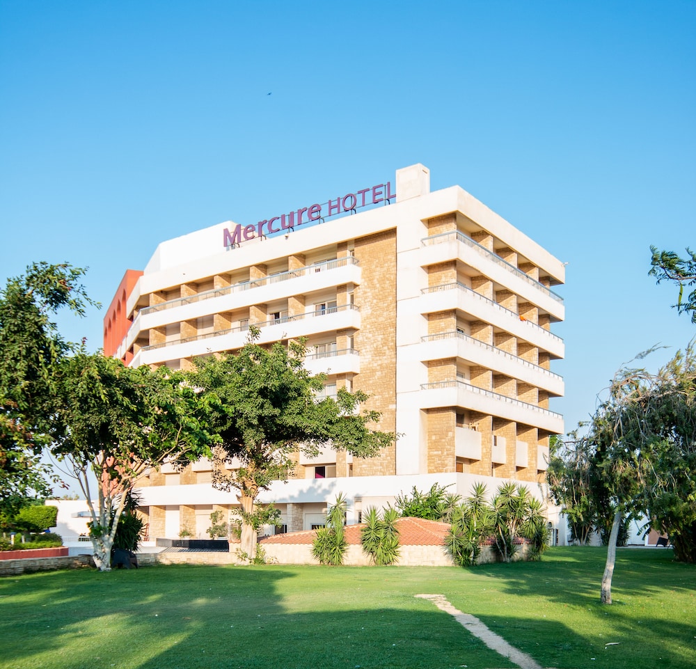 Habitación Estándar con 2 camas individuales, lado jardín del hotel Mercure Ismailia Forsan Island. Foto 7