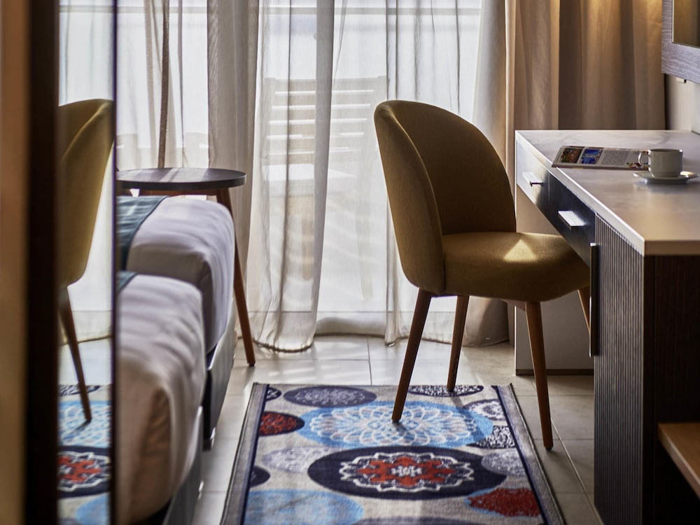 Habitación Superior, balcón, vistas al jardín - 2 camas individuales del hotel Mercure Ismailia Forsan Island. Foto 7