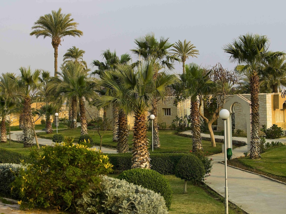 Habitación Superior, balcón, vistas al jardín - 1 cama doble del hotel Mercure Ismailia Forsan Island. Foto 5