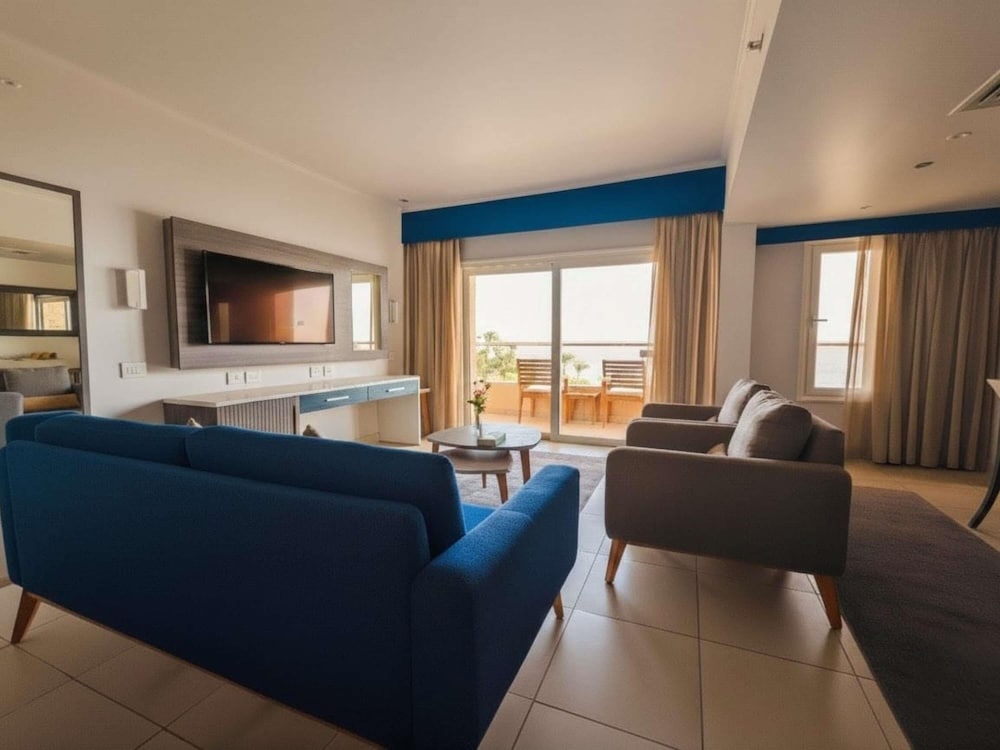 Suite Junior con 1 cama doble, vistas al lago del hotel Mercure Ismailia Forsan Island. Foto 2
