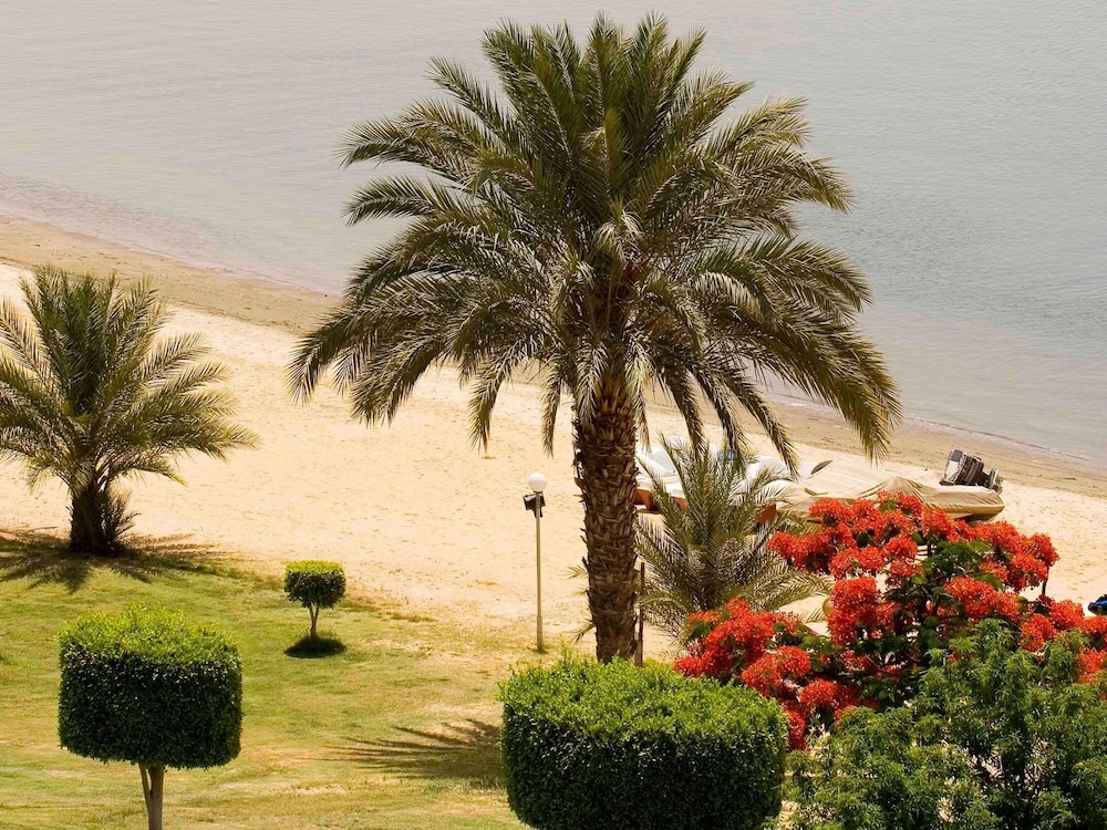 Suite Junior con 1 cama doble, vistas al lago del hotel Mercure Ismailia Forsan Island. Foto 3