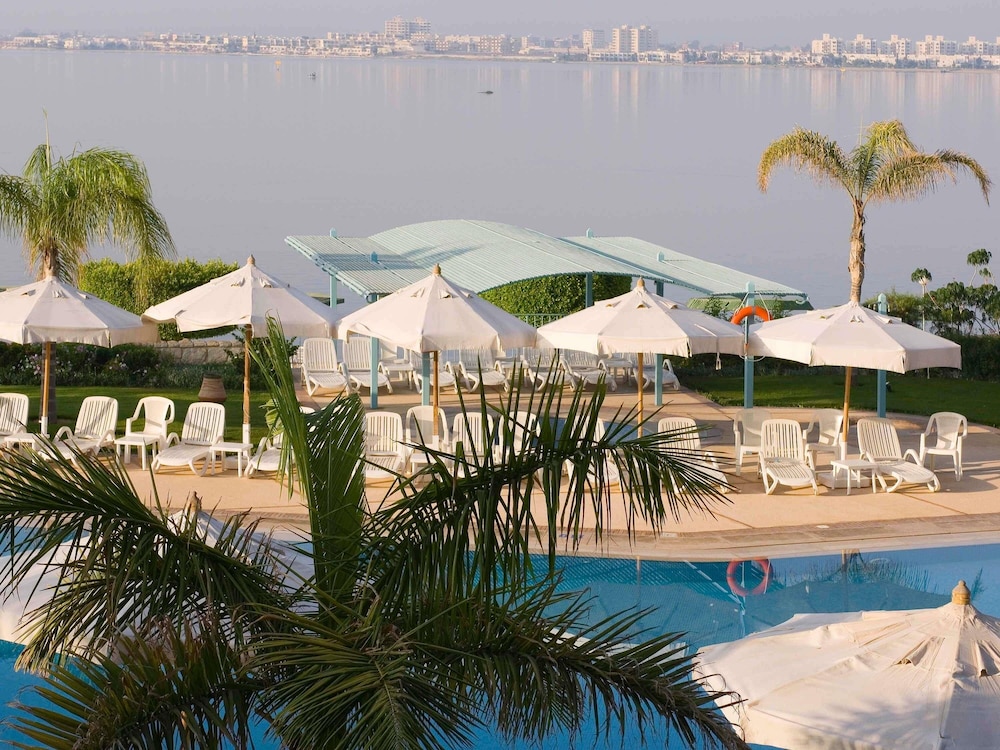Suite Junior con 1 cama doble, vistas al lago del hotel Mercure Ismailia Forsan Island. Foto 8