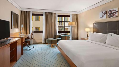 Habitación con cama grande del hotel Hilton Dresden. Foto 3