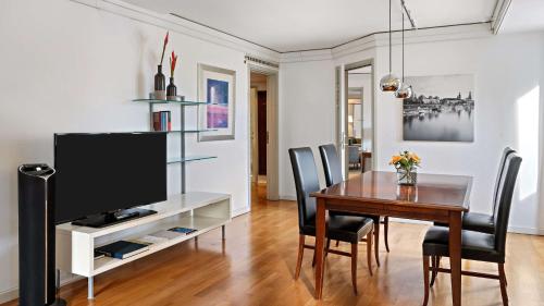 Suite en esquina con cama extragrande del hotel Hilton Dresden. Foto 6