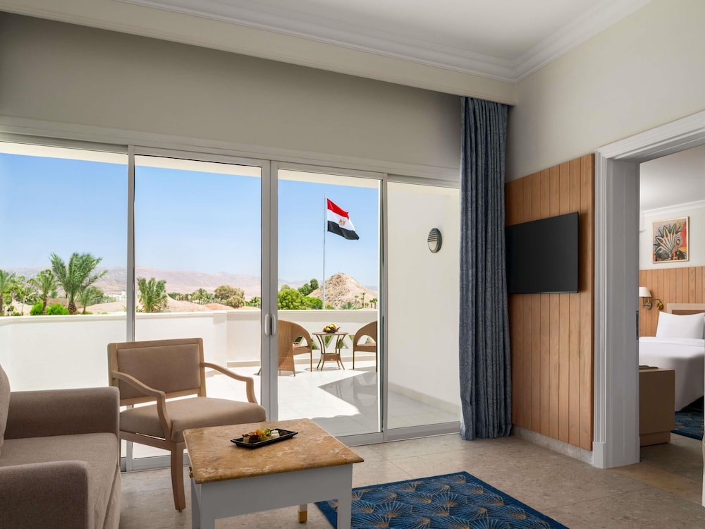 Habitación clásica, 1 cama de matrimonio grande, vistas a la piscina del hotel Mövenpick Resort Taba. Foto 5