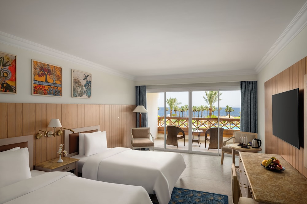 Habitación clásica con 2 camas individuales, 2 camas individuales, vistas a la piscina del hotel Mövenpick Resort Taba. Foto 8