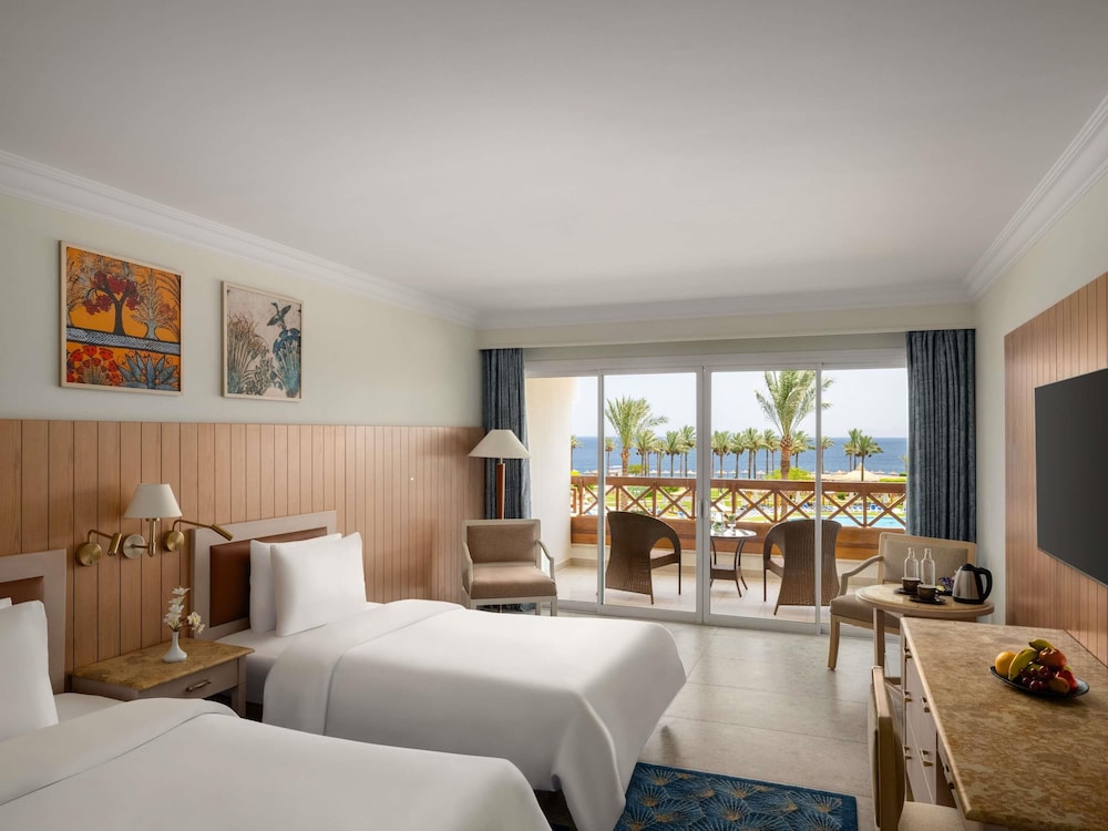 Habitación clásica, 1 cama de matrimonio grande, vistas al mar del hotel Mövenpick Resort Taba. Foto 7