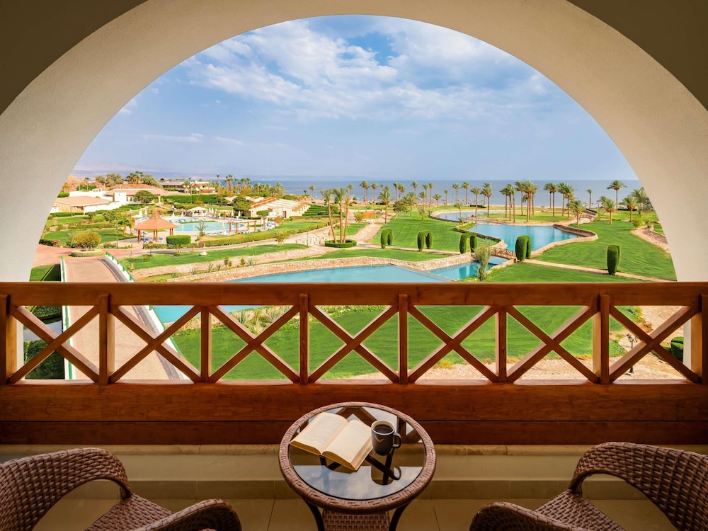 Habitación familiar, 1 cama de matrimonio grande, vistas al mar del hotel Mövenpick Resort Taba. Foto 1