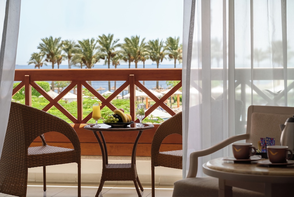 Habitación familiar, 1 cama de matrimonio grande, vistas al mar del hotel Mövenpick Resort Taba. Foto 4