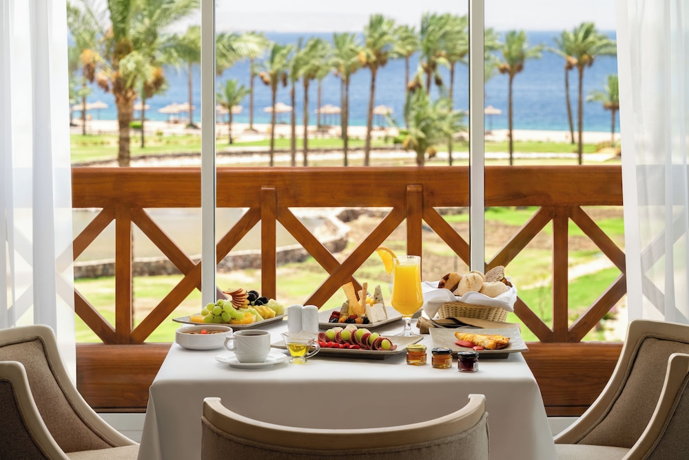 Habitación familiar, 1 cama de matrimonio grande, vistas al mar del hotel Mövenpick Resort Taba. Foto 5