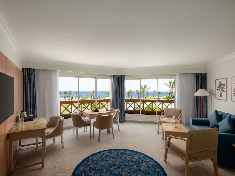 Habitación familiar, 1 cama de matrimonio grande, vistas al mar del hotel Mövenpick Resort Taba. Foto 7