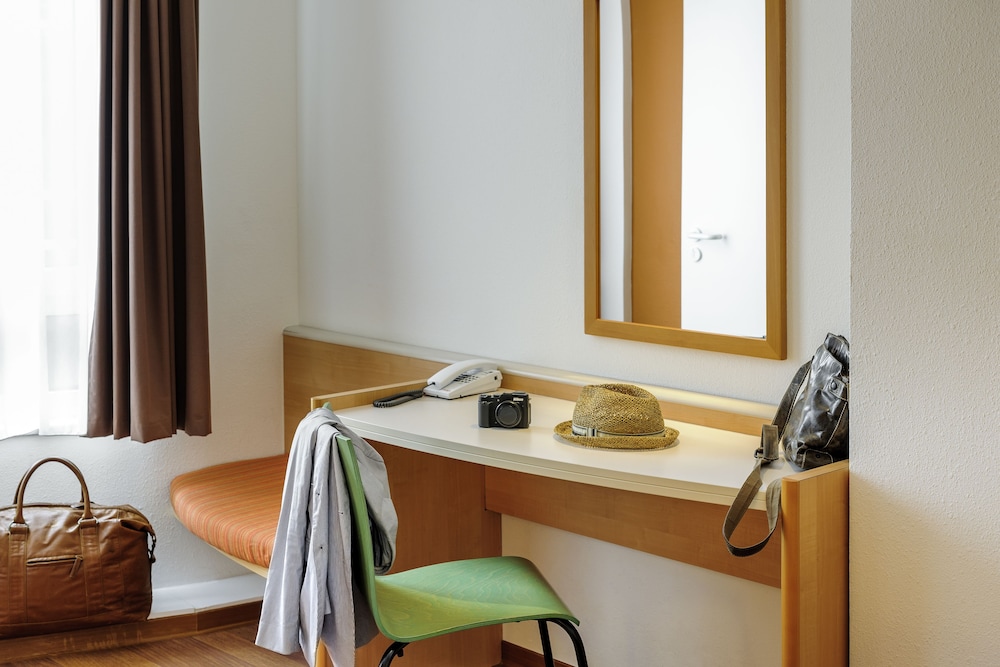 Habitación Estándar con 1 cama doble del hotel Ibis Düsseldorf Hauptbahnhof. Foto 3