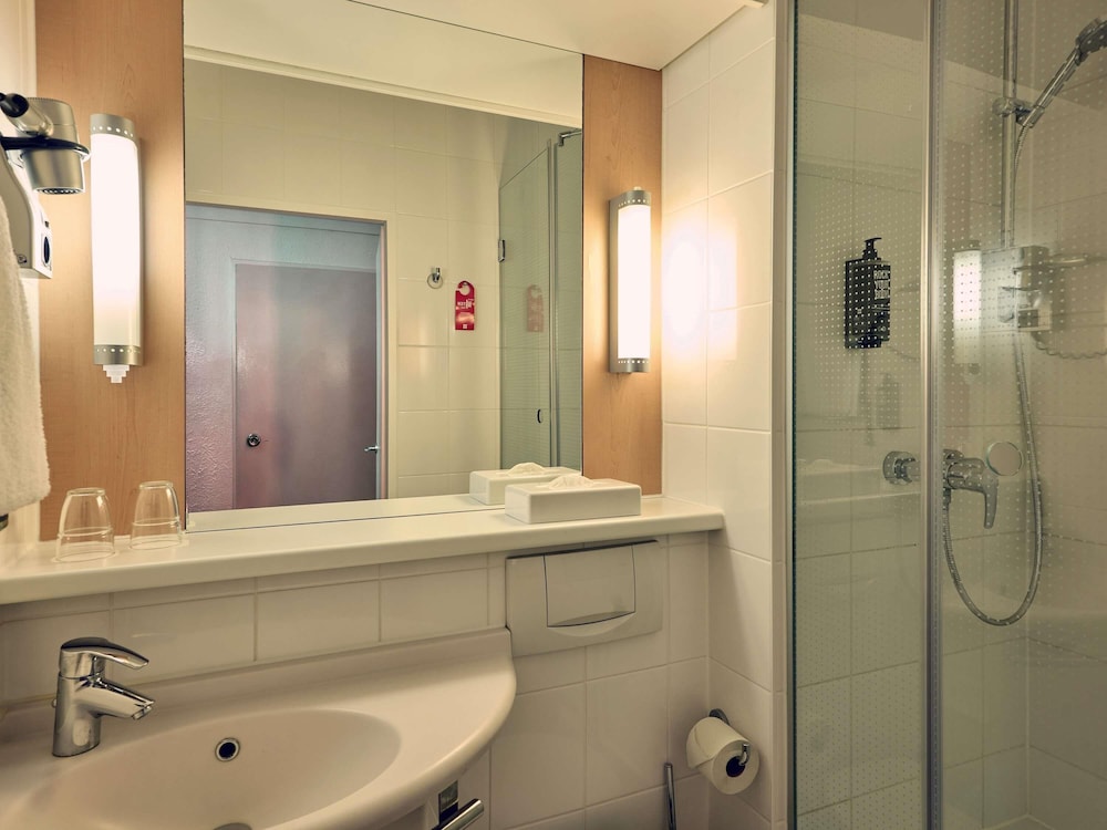 Habitación Estándar con 1 cama doble del hotel Ibis Düsseldorf Hauptbahnhof. Foto 6
