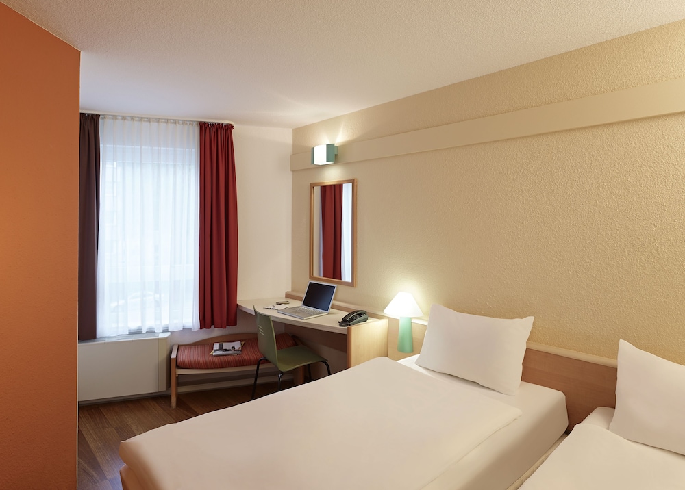 Habitación estándar con 2 camas individuales del hotel Ibis Düsseldorf Hauptbahnhof. Foto 2