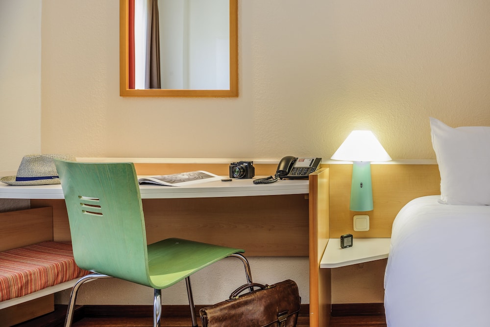 Habitación estándar con 2 camas individuales del hotel Ibis Düsseldorf Hauptbahnhof. Foto 3