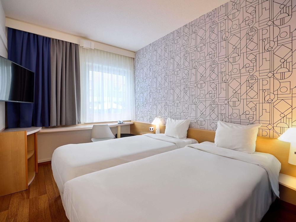Habitación estándar con 2 camas individuales del hotel Ibis Düsseldorf Hauptbahnhof. Foto 8