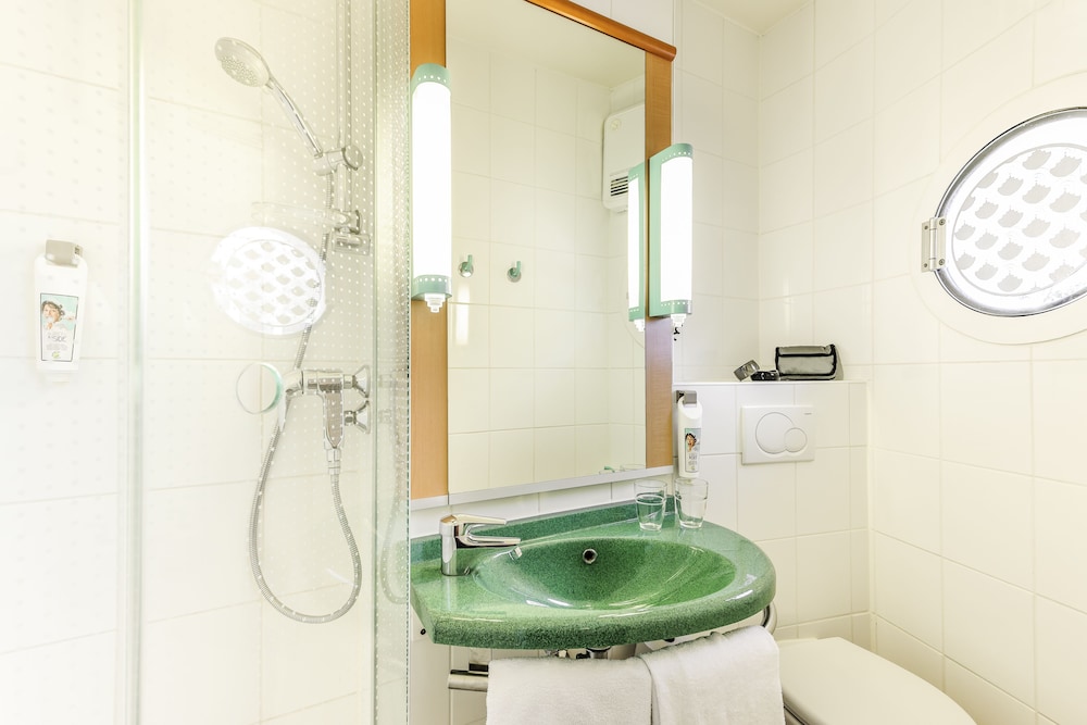 Habitación estándar con 2 camas individuales del hotel Ibis Düsseldorf Hauptbahnhof. Foto 9