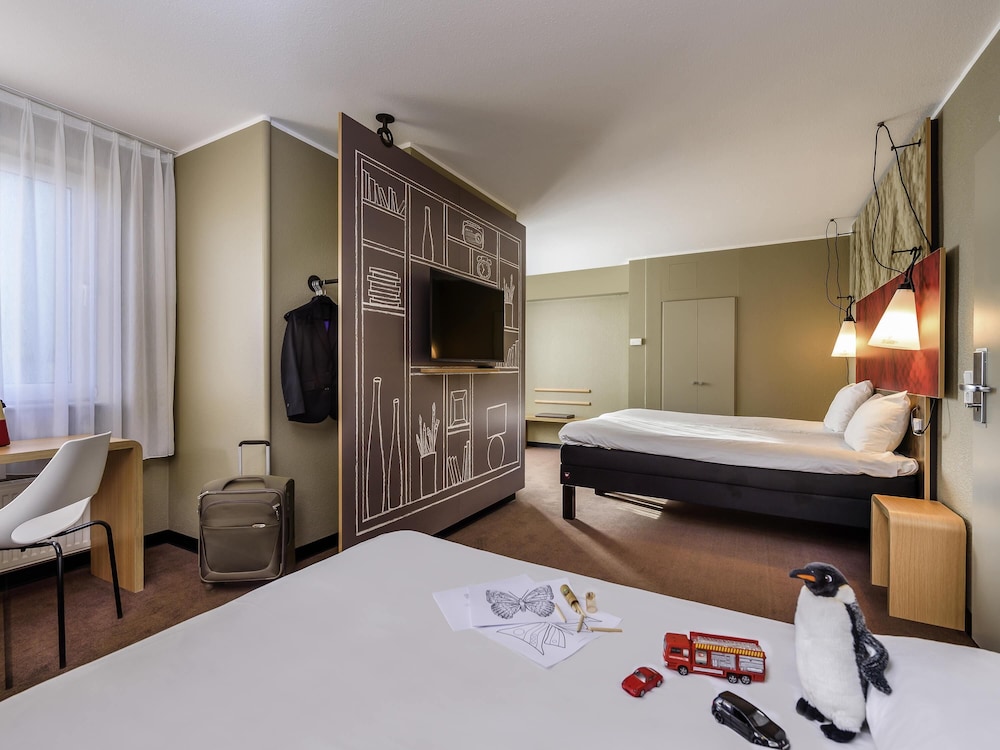 Habitación familiar superior con vistas al río, 1 cama doble y 1 sofá cama del hotel Ibis Frankfurt Centrum