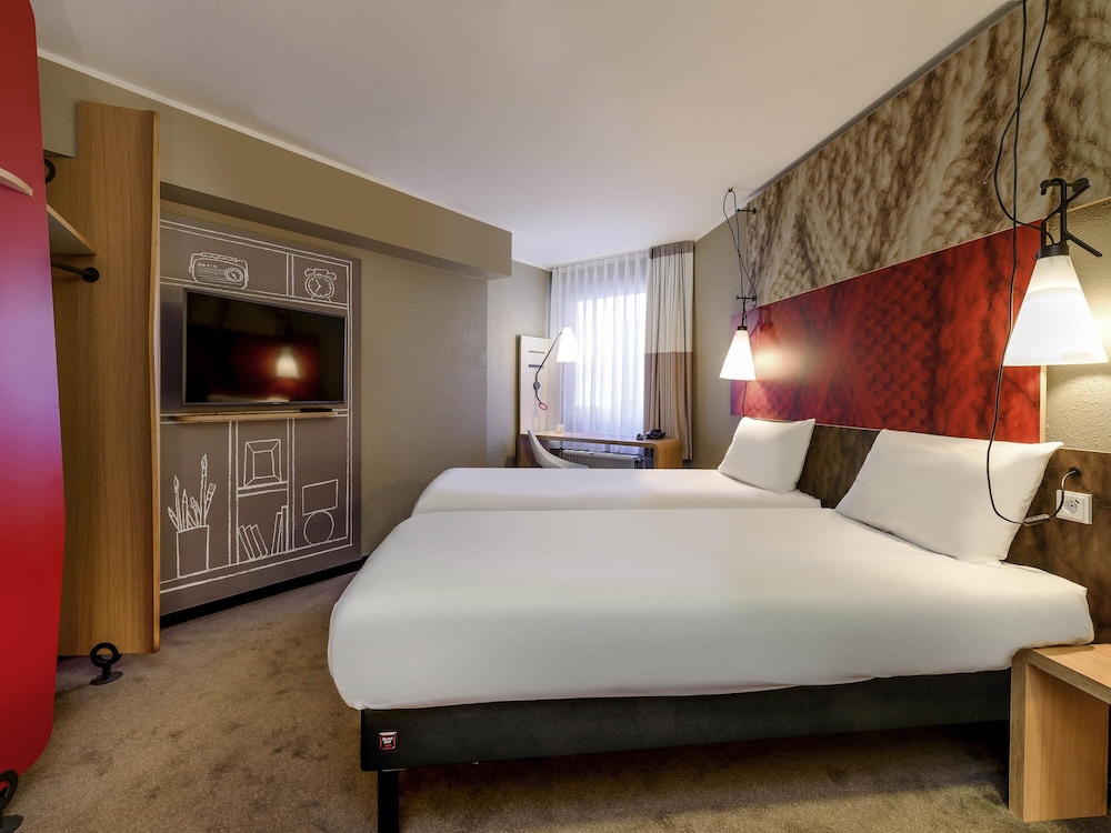 Habitación estándar con dos camas individuales del hotel Ibis Frankfurt Centrum. Foto 2