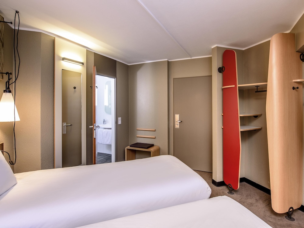Habitación Superior con Dos Camas Individuales del hotel Ibis Frankfurt Centrum. Foto 3