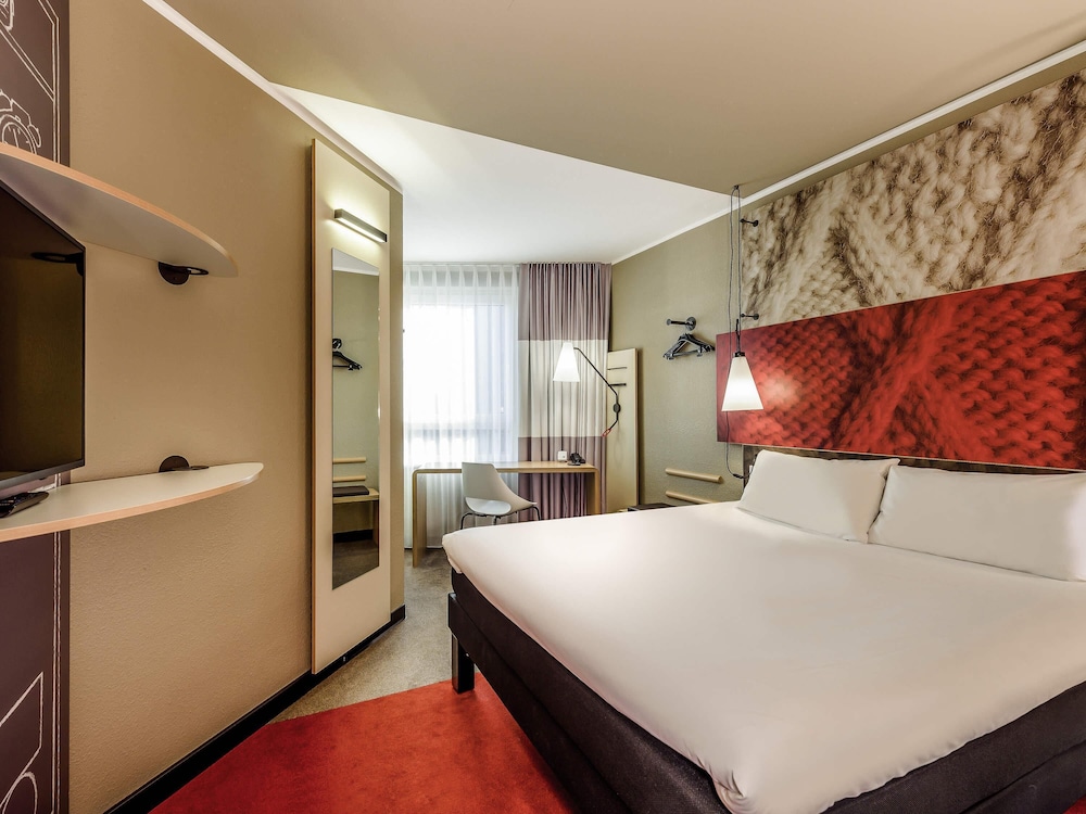 Habitación superior con cama doble queen size del hotel Ibis Frankfurt Centrum