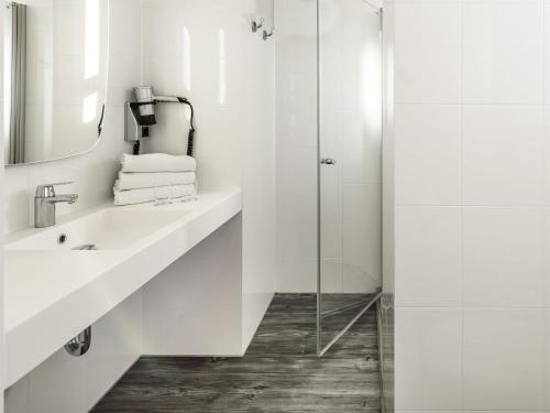 Habitación superior con vistas al río - Accesible para sillas de ruedas del hotel Ibis Frankfurt Centrum. Foto 1