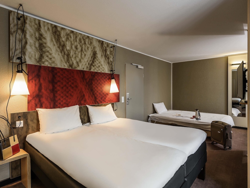 Habitación familiar superior con vistas al río, 1 cama doble y 1 sofá cama del hotel Ibis Frankfurt Centrum. Foto 3