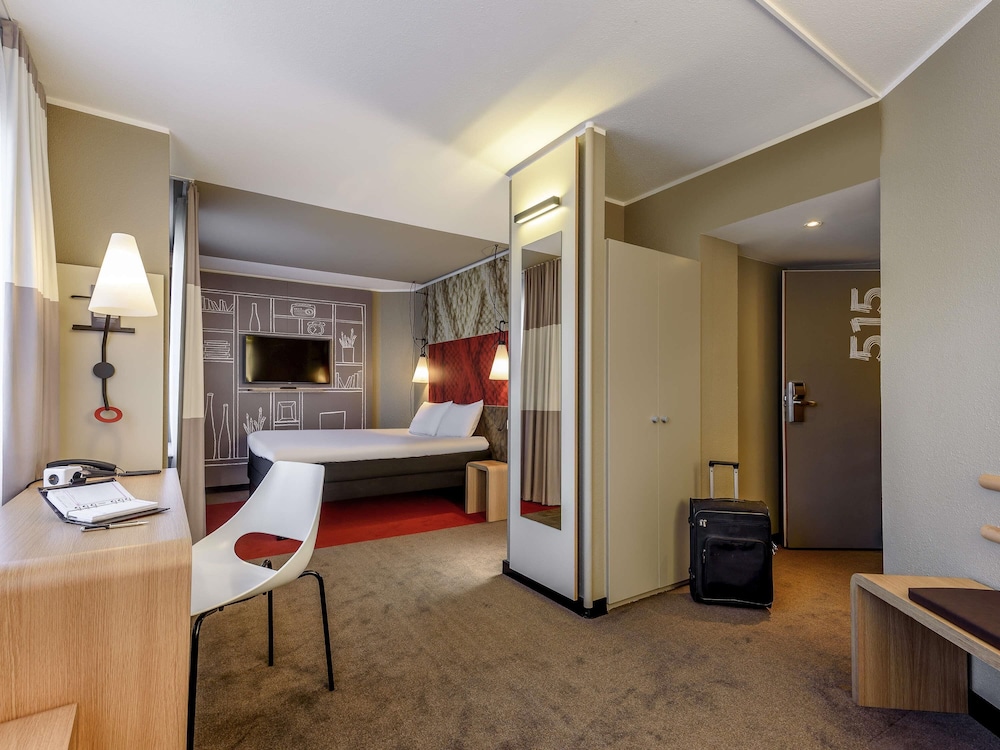 Habitación familiar superior con vistas al patio, equipada con 1 cama doble y 1 sofá cama del hotel Ibis Frankfurt Centrum