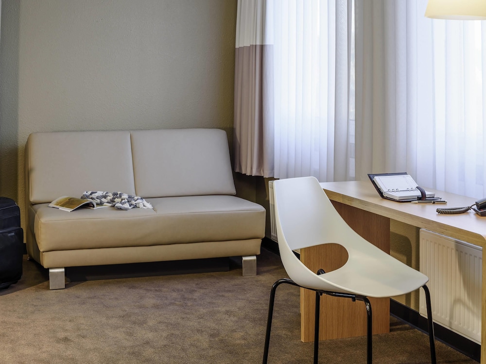 Habitación familiar superior con vistas al patio, equipada con 1 cama doble y 1 sofá cama del hotel Ibis Frankfurt Centrum. Foto 1