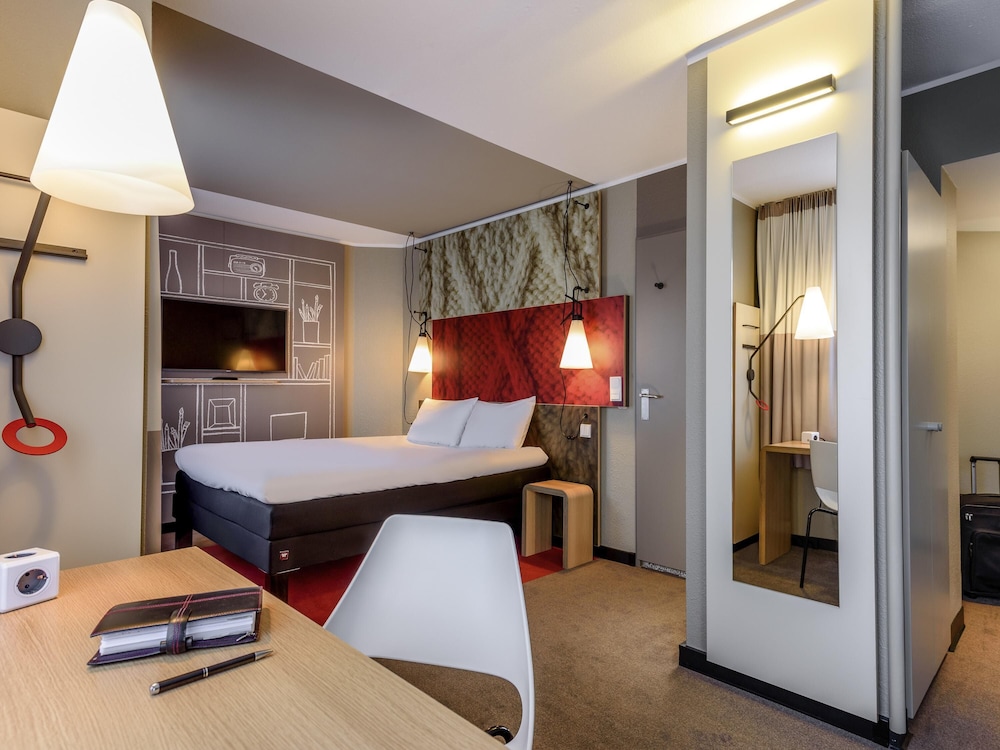 Habitación familiar superior con vistas al patio, equipada con 1 cama doble y 1 sofá cama del hotel Ibis Frankfurt Centrum. Foto 2