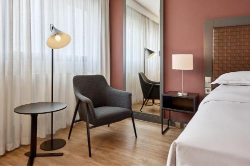 Habitación Sheraton Club con acceso al club lounge - 1 cama extragrande o 1 cama grande del hotel Sheraton Frankfurt Airport and Conference Center. Foto 5