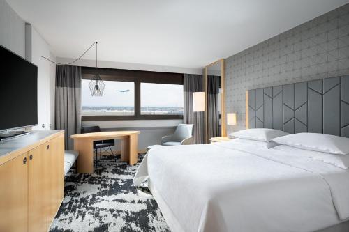 Habitación Deluxe - 1 cama extragrande o 1 cama grande del hotel Sheraton Frankfurt Airport and Conference Center