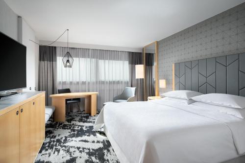 Habitación Deluxe - 1 cama extragrande o 1 cama grande del hotel Sheraton Frankfurt Airport and Conference Center. Foto 2