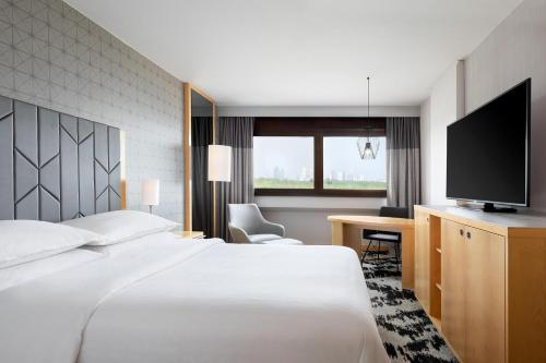 Habitación Deluxe - 1 cama extragrande o 1 cama grande del hotel Sheraton Frankfurt Airport and Conference Center. Foto 4